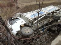 Yusufeli'de kamyon şarampole devrildi: 1 ölü, 5 yaralı
