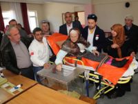 Rize'de 86'lık Nine Oy Kullanmaya Ambulansla Gitti