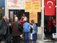 Halk Oylamasının Sonucunu Döner ve Ayran Dağıtarak Kutladı
