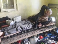 Çöp Evde Yaşamaya Çalışıyor