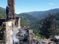 Rize'deki Yangında 150 Yıllık Tarihi 3 Ev Kül Oldu
