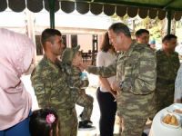 Orgeneral Akar Siirt’te Asker Ve Güvenlik Korucularıyla Bayramlaştı