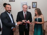 Kendisini Takip Eden Gazeteciye Kız İstedi