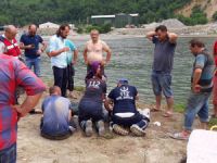 Derede Kaybolan Nehir’i Aramak İçin Fırtına Deresi’ne Girdiler, Sulara Kapılarak Boğulma Tehlikesi Yaşadılar