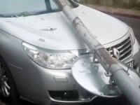 Fatih’te Park Halindeki Aracın Üzerine Elektrik Direği Devrildi