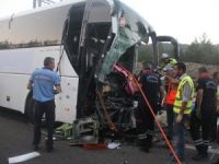 Yolcu Otobüsü İle Kamyon Çarpıştı: 1 Ölü, 21 Yaralı