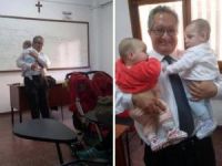 Profesör Kucağında İkiz Bebeklerle Ders Anlattı