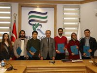 Rektör Karaman, RTEÜ'ye Birincilikle Giren Öğrencilere Kutlama Belgelerini Verdi