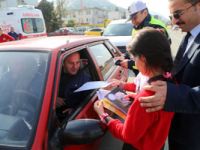 Rize'de Polis Ekipleri Sürücülere Ceza Yazmak Yerine Kitap Hediye Etti
