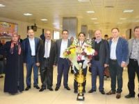 Dünya Kick Boks Şampiyonu Nagihan Kalyoncu Çiçeklerle Karşılandı