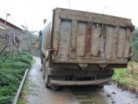 Taş Kamyonu Rampada Bozulunca 4 Gündür Bulunduğu Yerden Kaldırılamadı