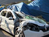 Rize Plakalı Otomobilin Üzerine Ot Yüklü Kamyon Devrildi 4 Yaralı