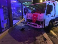 Rize'de Şerit Değiştiren Çöp Kamyonu Park Halindeki 2 Araca Çarparak Durabildi