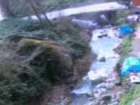 Rize'de Kamyonet Dereye Böyle Yuvarlandı: 3 Yaralı VİDEO İZLE