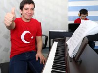 Rize'de Otizmli Miraç Müzikle Hayata Tutundu