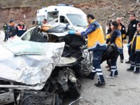 Gümüşhane'de tır ile otomobil çarpıştı: 3 ölü, 1 yaralı