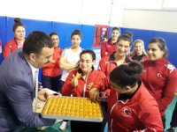 Spor İl Müdürü Çelik'ten Bayan Milli Haltercilere Baklavalı Ziyaret