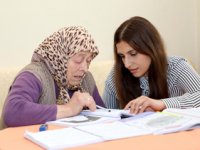 82 Yaşındaki Necmiye Nineye Evde Okur Yazarlık Eğitimi