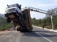 Rize'de Kamyon Sürücüsü Damperi Açık Unutunca