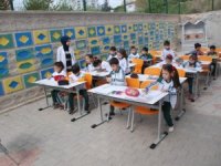 Derslerini Okul Bahçesinde Yapıyorlar