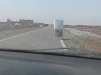 Çamaşır Makinesini Motosikletle Taşıdı