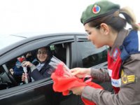 Rize'de Jandarmadan Annelere Çiçekli Kutlama