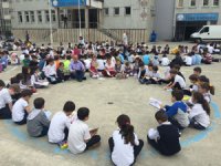 Rize’de Öğrenciler Okul Bahçesinde Kitap Okudu