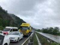 Karadeniz Sahil Yolu’nda Şiddetli Yağış Ve Heyelan Ulaşımı Durdurdu