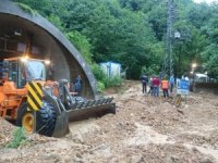 Şiddetli Yağmur Ve Heyelan Sonrası Tek Yönden Ulaşıma Kapanan Karadeniz Sahil Yolu Ulaşıma Açıldı