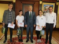 Rize'de Şiir Yarışmasında Dereceye Girenlerden Başkan Kasap’a Ziyaret