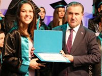 Gençlik ve Spor Bakanı Bak, RTEÜ'lü Öğrencilere Plaket Verdi