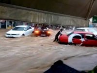 Sele Kapılan Otomobili Elleriyle Tutmaya Çalıştı