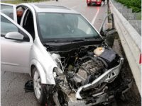 Rize Plakalı Otomobil Bariyerlere Çarptı 6 Yaralı