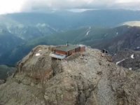 Dağın Zirvesinde Bir Mescit