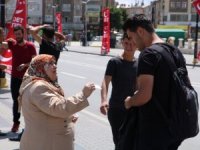 Sokak Sokak Gezip Oğluna ’Takipçi’ Topluyor