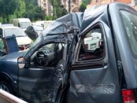 Rize'de Aydınlatma Direğine Çarpan Kamyonetin Sürücüsü Hayatını Kaybetti