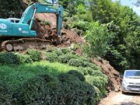 Rize’de Sel Köy Yolunu Ulaşıma Kapattı