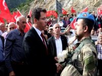 Kahraman Askerler Güllerle, Dualarla Karşılandı