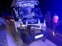 Minibüs Kamyona Arkadan Çarptı: 15 Yaralı