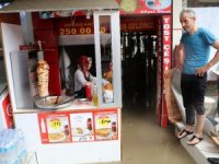 Rize’de Şiddetli Yağış Nedeniyle Dükkanları Su Bastı