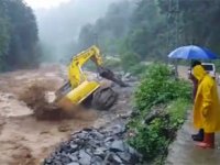 Rize'deki Selde İş Makinesi Böyle Devrildi VİDEO