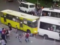 Vatandaşlar İki Otobüsün Arasında Sıkıştı