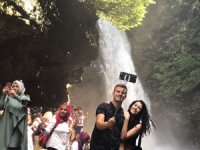Akın Akın Şelaleyi Görmek ve Resim Çektirmek İçin Geliyorlar