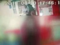 Kızının Gözleri Önünde Eşini Bıçakladı