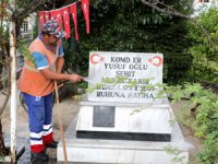 Rize'de Şehit Mezarlarının Gönüllü Temizlikçisi