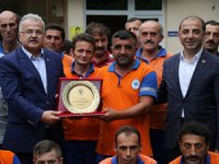 Rize'deki Şehit Mezarlarının Gönüllü Temizleyicisine Belediye Başkanı Kasap'tan Teşekkür Plaketi