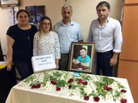 Sevilen Atma Türkücü Ahmet Çakar’ın Mesai Arkadaşları Çalışma Masasına Gül Bıraktı