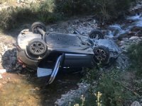 Artvin'de otomobil dereye yuvarlandı 4 yaralı