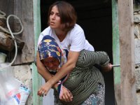 600 Metrelik Yolu Annesinin Sırtında Gidiyor
