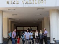 Rize’de Yol Olmadığı İçin Sırtta Taşınarak Evine Ulaşan MS Hastasına Vatandaşlardan Destek